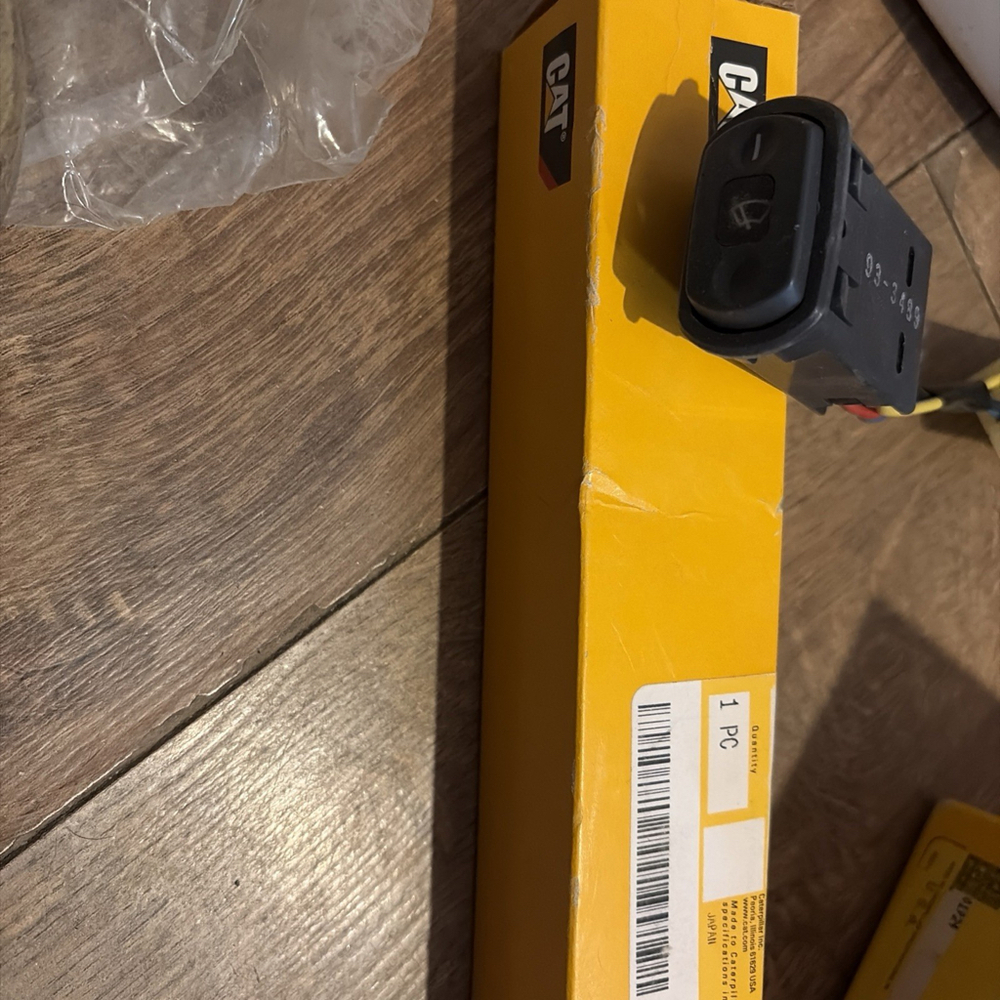 Caterpillar 193-3489: 32 Volts Direct Current Rocker Switch